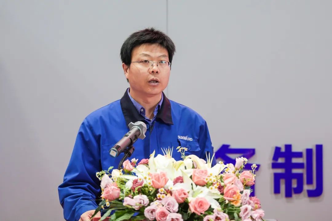 牢记嘱托攀高地 应急救援有江南游戏 江南游戏智能隔离带挖掘机批量发货