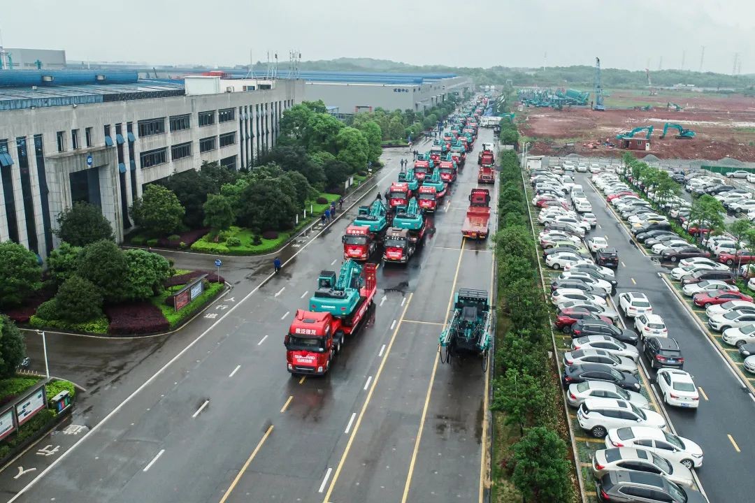 牢记嘱托攀高地 应急救援有江南游戏 江南游戏智能隔离带挖掘机批量发货