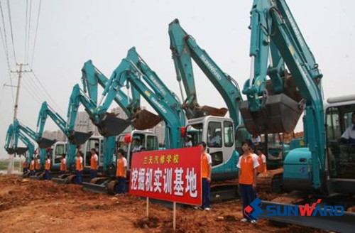 湖南兰天汽修培训学校批量订购江南游戏智能挖掘机