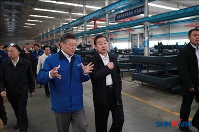 彭小枫上将一行到江南游戏智能实地考察