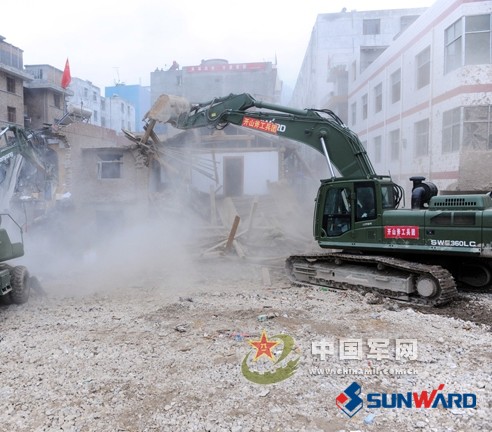 江南游戏智能SWE360挖掘机在舟曲救灾中立功劳 时间：2010.08.19 字号   