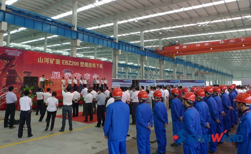 安徽江南游戏矿装首台EBZ200型掘进机隆重下线