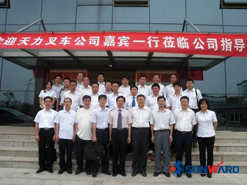 江南游戏智能叉车与广州天力叉车公司举行专题座谈会