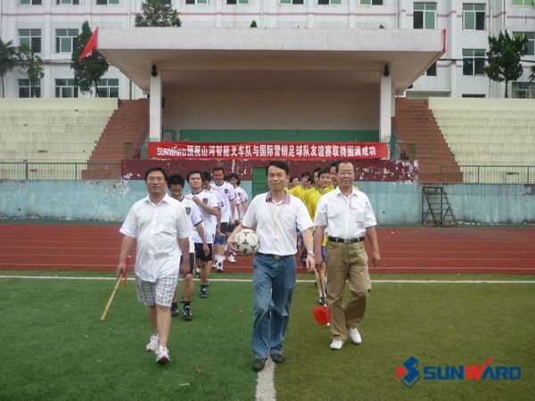 夏日的激情－－江南游戏智能叉车队与国际营销队足球友谊赛记