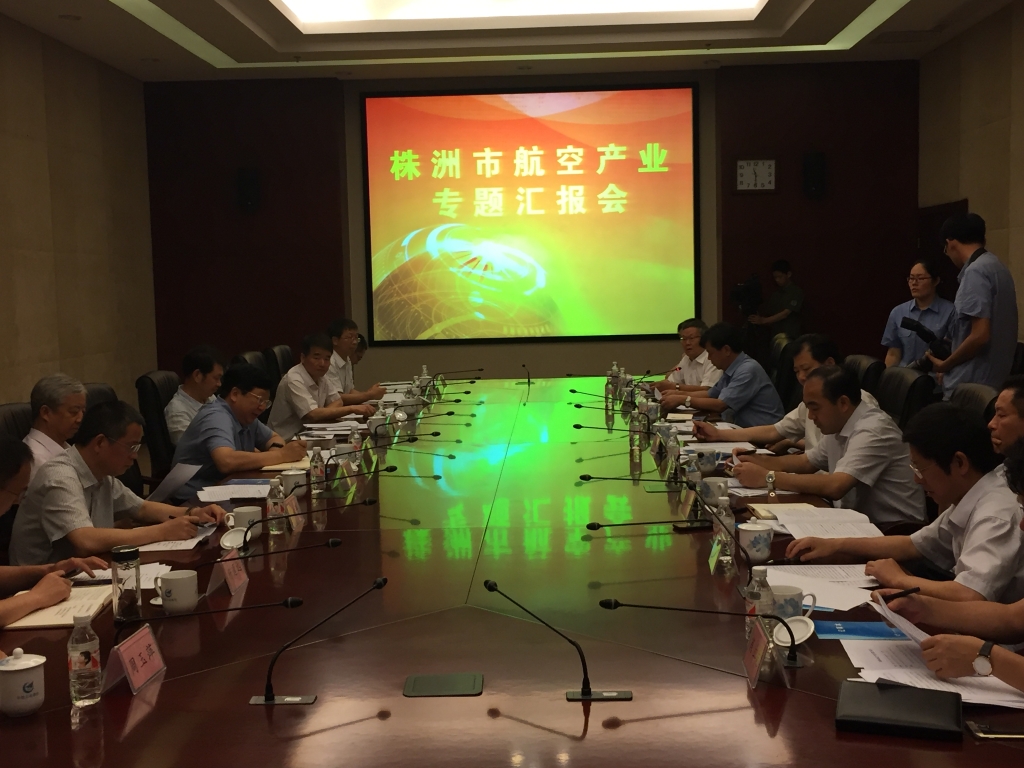 省委常委、常务副省长陈向群一行参观江南游戏科技