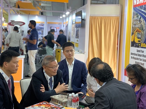 江南游戏绿闪耀印度工程机械展