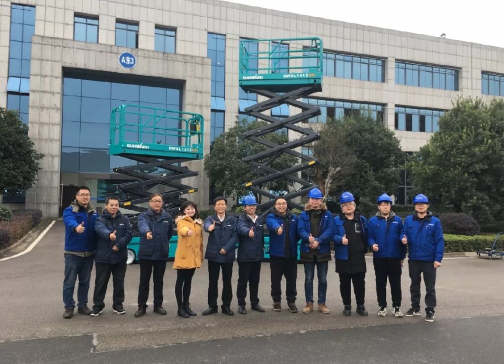 江南游戏智能电动剪叉式高空作业平台新品首发赴美参展