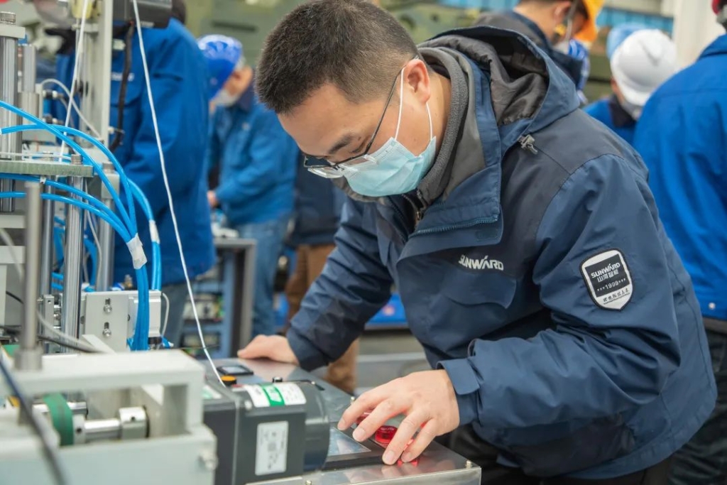 江南游戏智能首台口罩机交付客户
