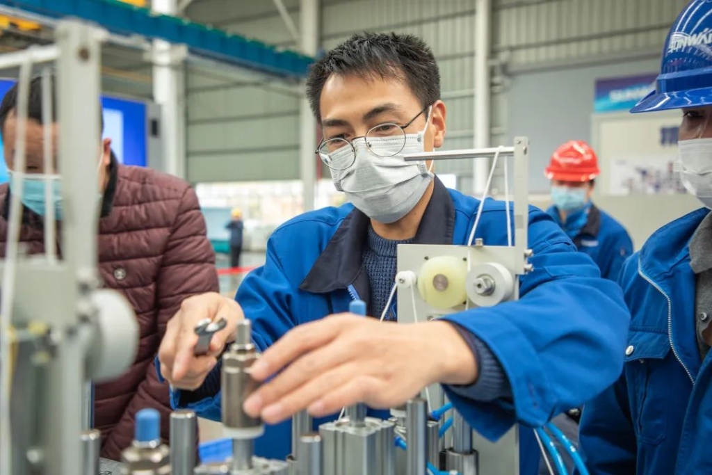 江南游戏智能首台口罩机交付客户