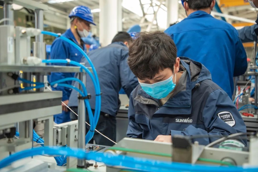 江南游戏智能首台口罩机交付客户