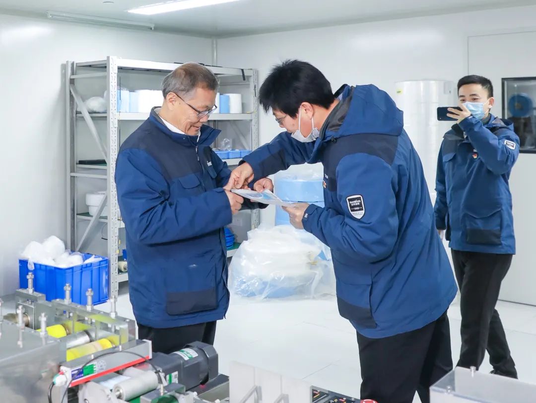 董事长启封江南游戏智能第一个成品口罩
