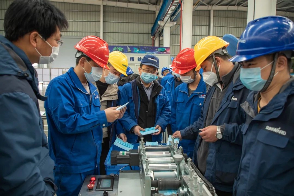 江南游戏智能首台口罩机交付客户