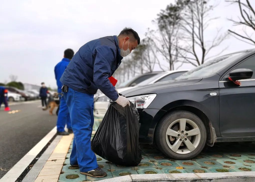 江南游戏智能党员志愿者开展义务环境清扫