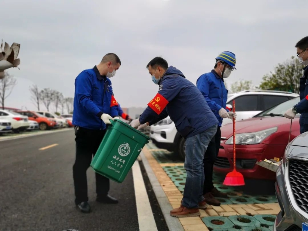 江南游戏智能党员志愿者开展义务环境清扫