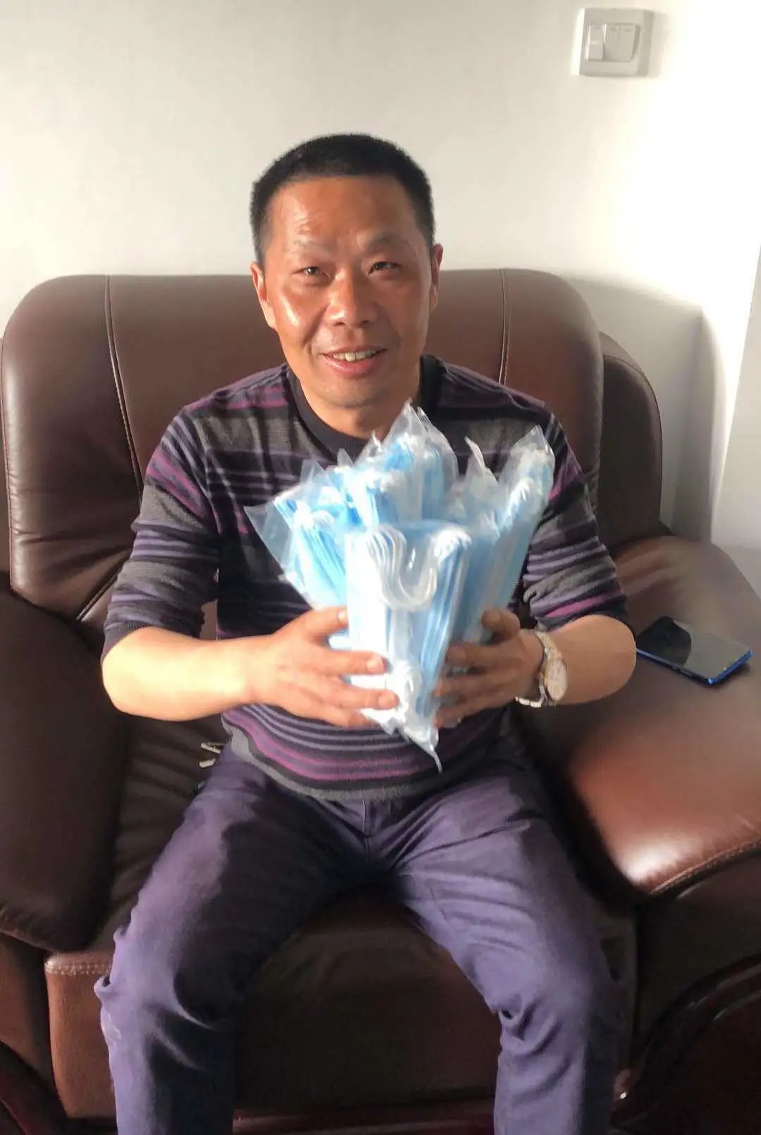 江南游戏智能首批10万只自产口罩发放客户