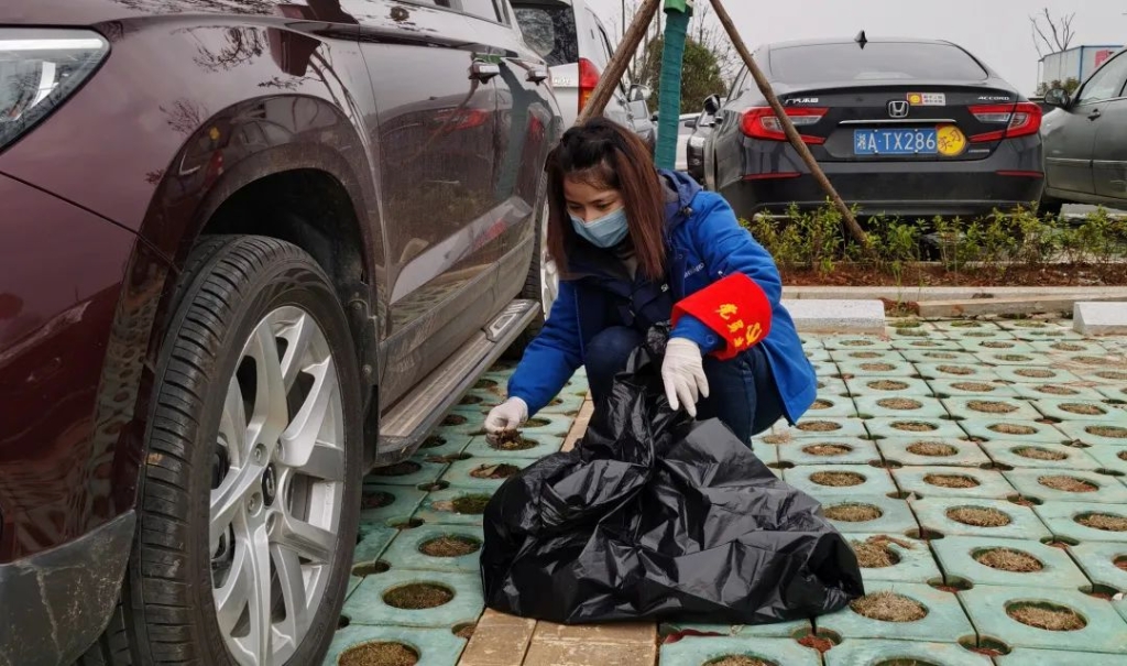 江南游戏智能党员志愿者开展义务环境清扫