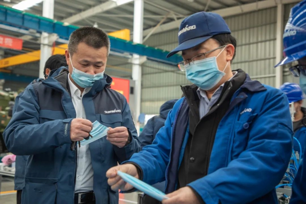 江南游戏智能首台口罩机交付客户