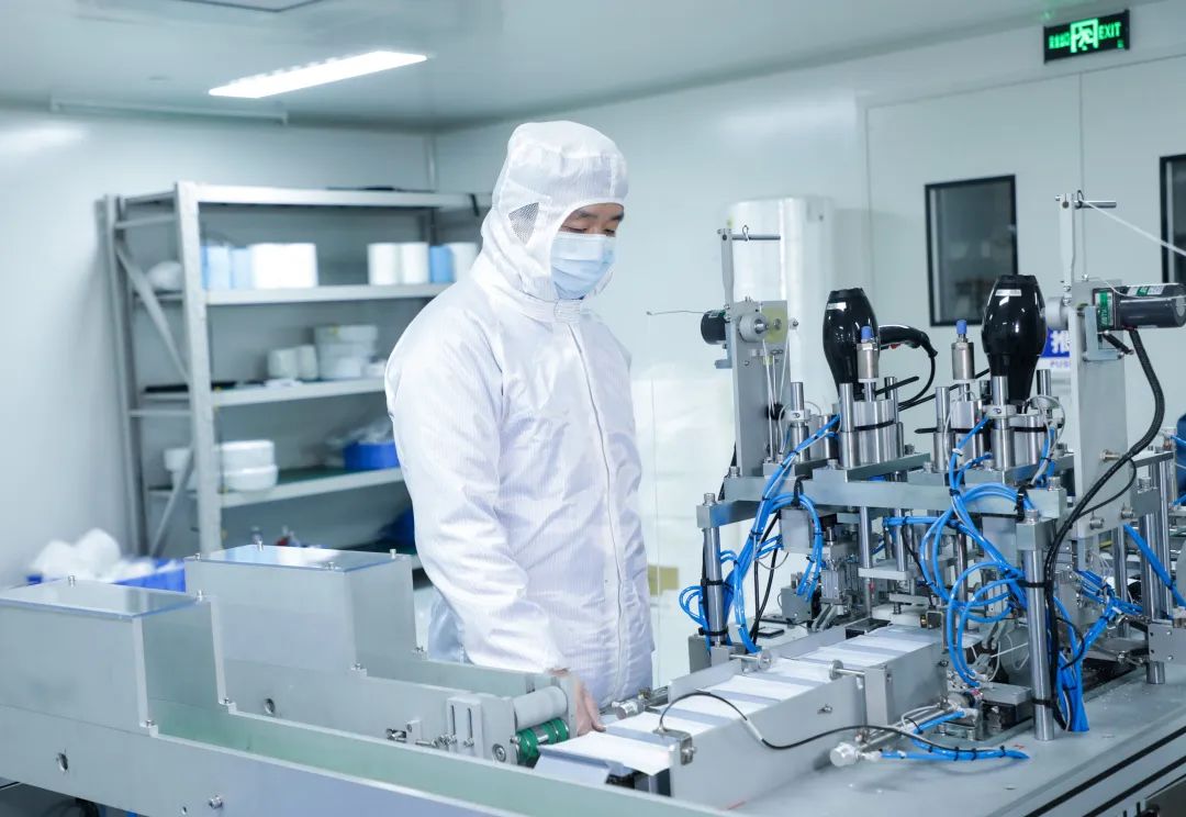 董事长启封江南游戏智能第一个成品口罩