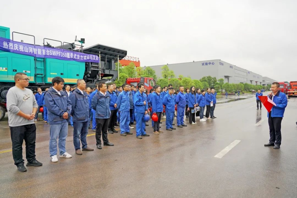 江南游戏智能首台履带式反击破碎站发货