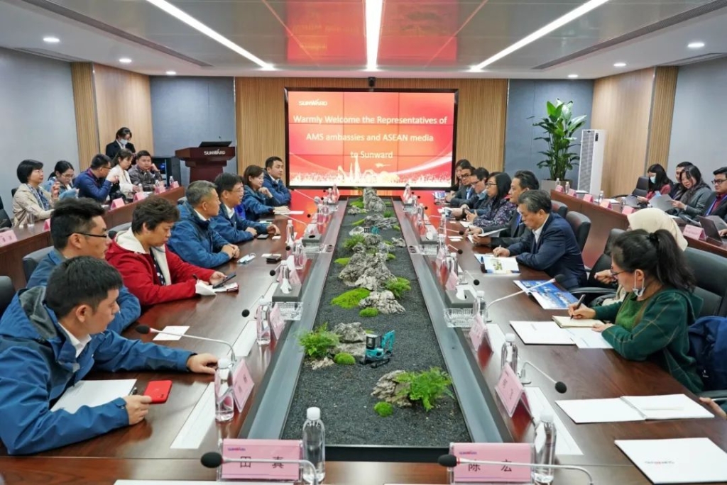 东盟联合参访团考察江南游戏智能
