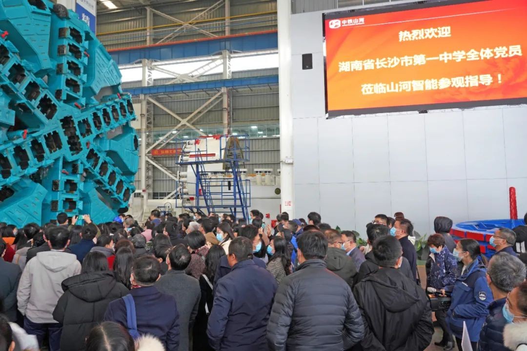 长沙市一中赴江南游戏智能开展主题党日活动