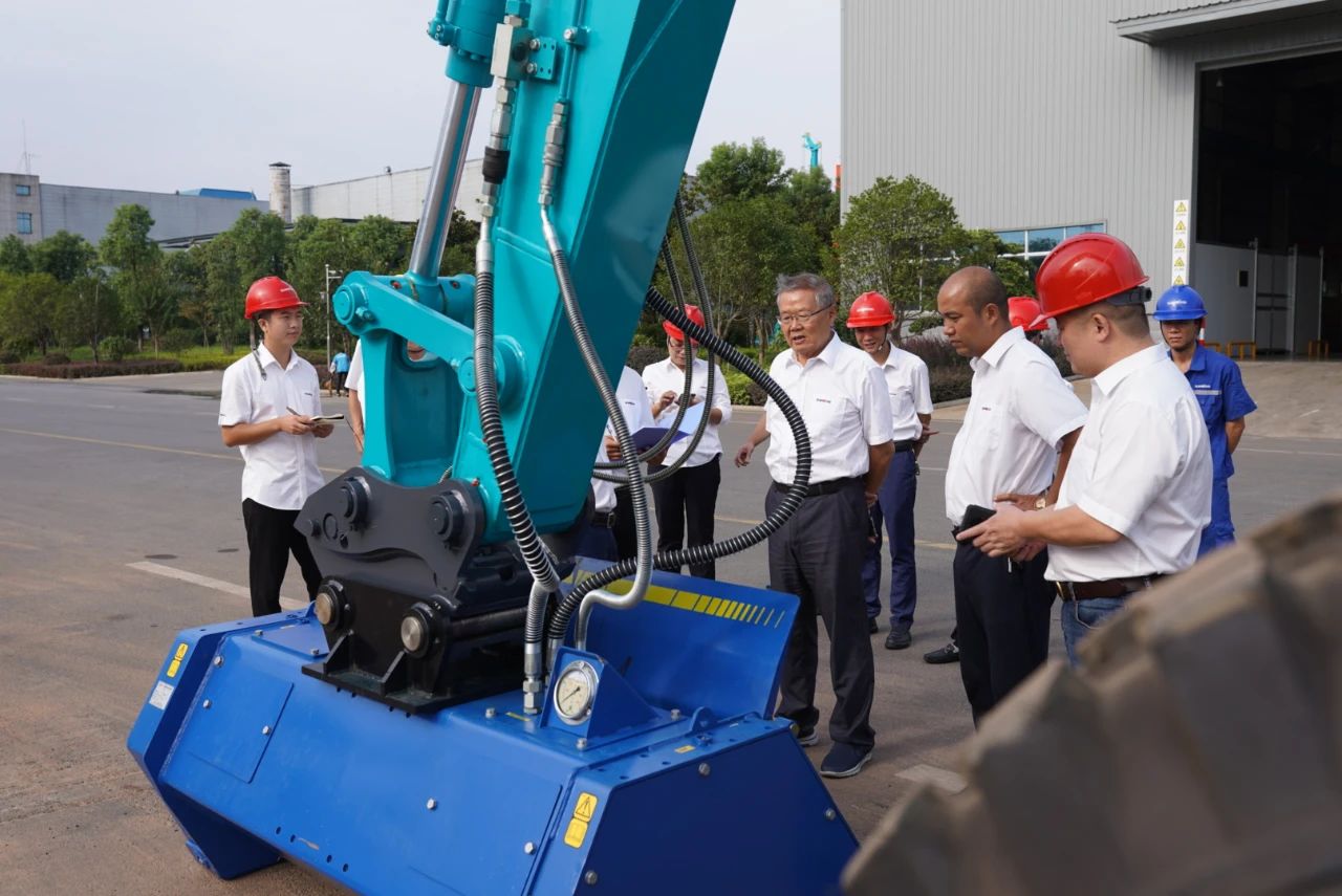 国内首台！江南游戏智能15吨级轮履两用开带机成功下线