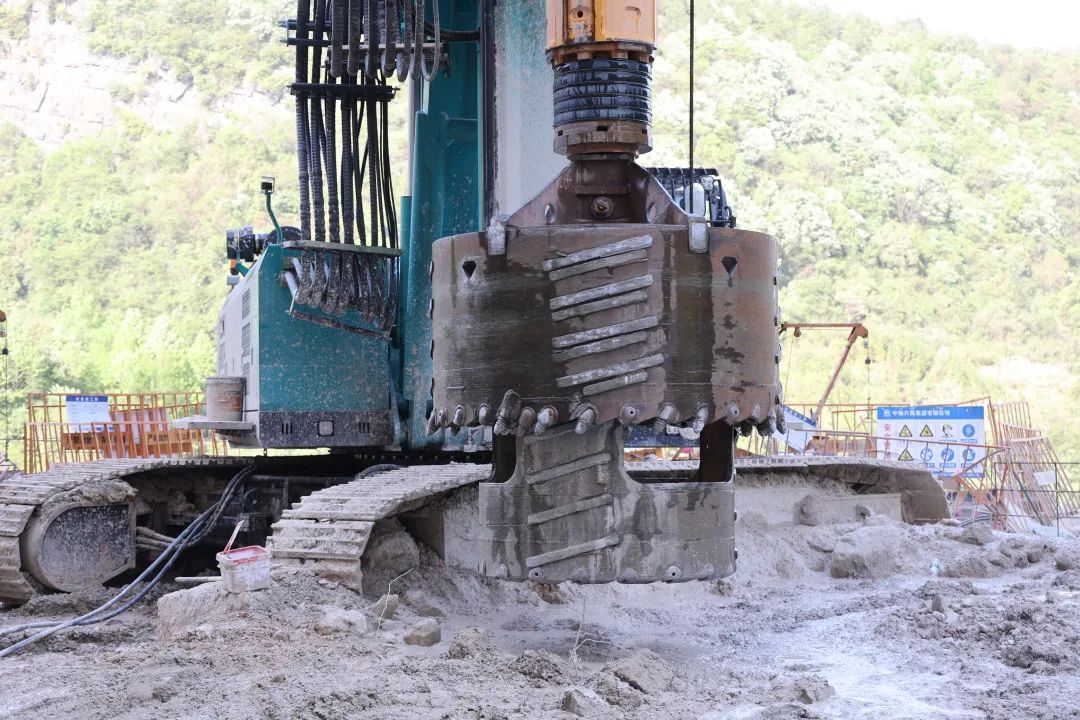 展现施工“奇效”！江南游戏智能旋挖钻机强势助力炉慈高速公路建设