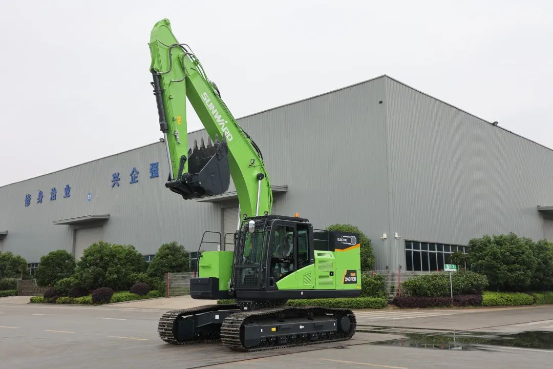 征战川藏铁路！江南游戏智能新一代电动挖掘机成功交付