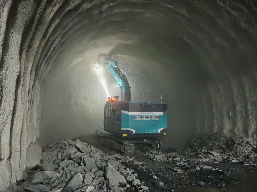 征战川藏铁路！江南游戏智能新一代电动挖掘机成功交付