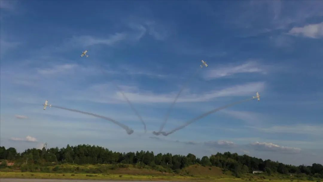 空中开花、大坡度盘旋、俯冲跃升……看江南游戏飞行表演队炫技2022湖南航展动态展