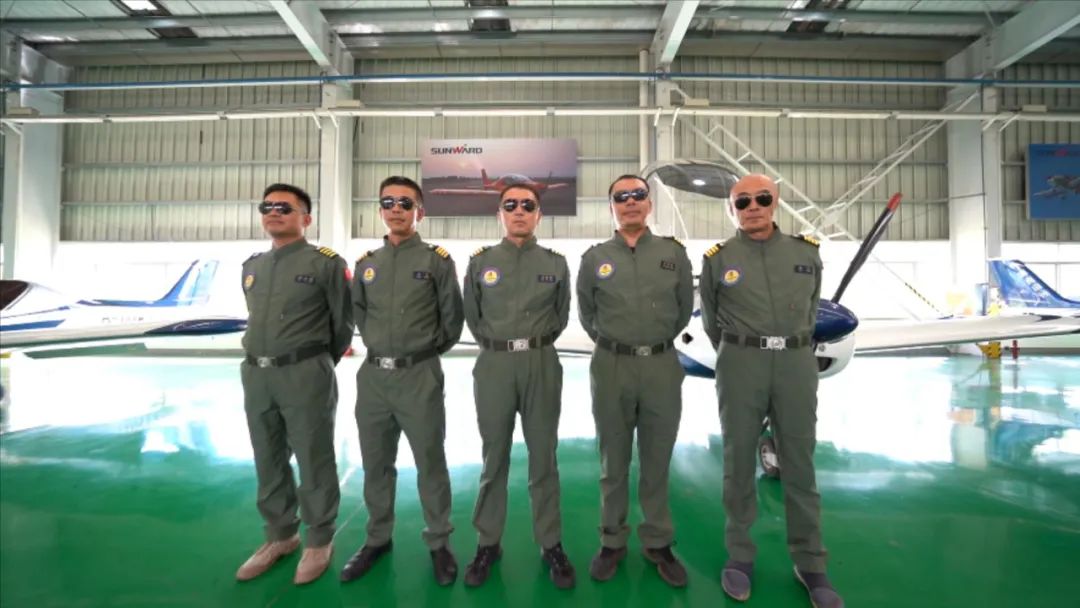 空中开花、大坡度盘旋、俯冲跃升……看江南游戏飞行表演队炫技2022湖南航展动态展