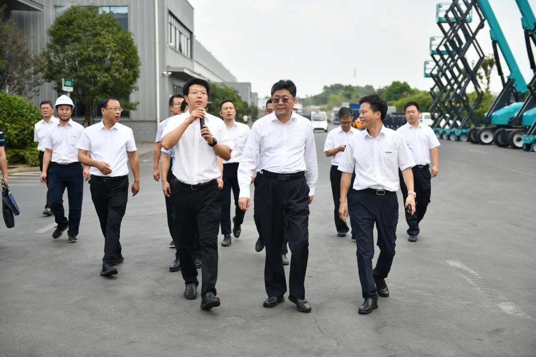 国家应急管理部郭治武局长一行考察江南游戏智能无人化应急救援装备