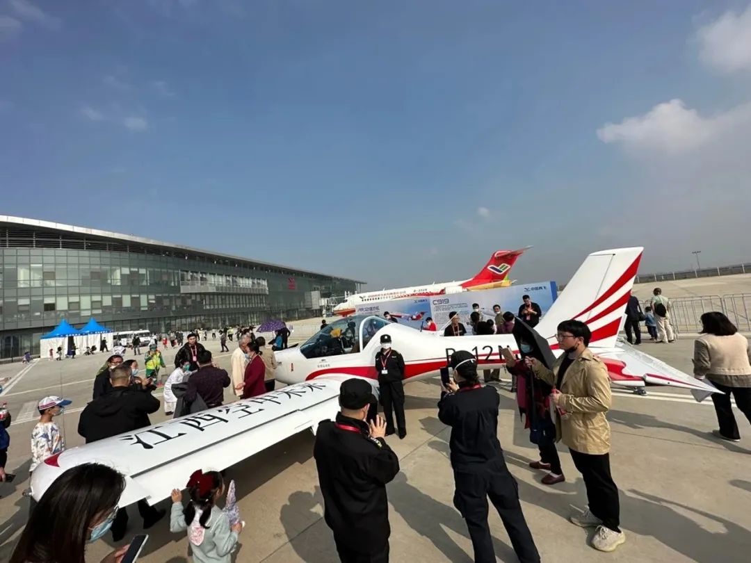 逆势飞翔！江南游戏航空携手合作伙伴亮相2022南昌飞行大会