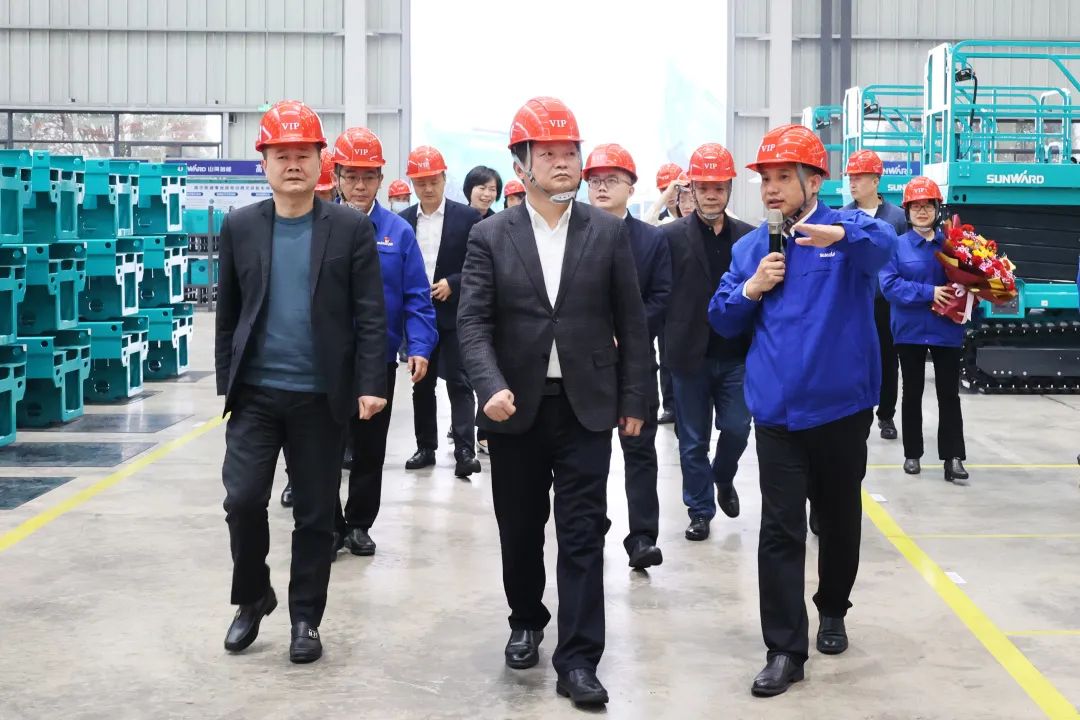 付旭明慰问江南游戏智能市三八红旗手并督导安全生产工作