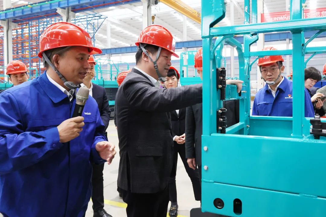 付旭明慰问江南游戏智能市三八红旗手并督导安全生产工作