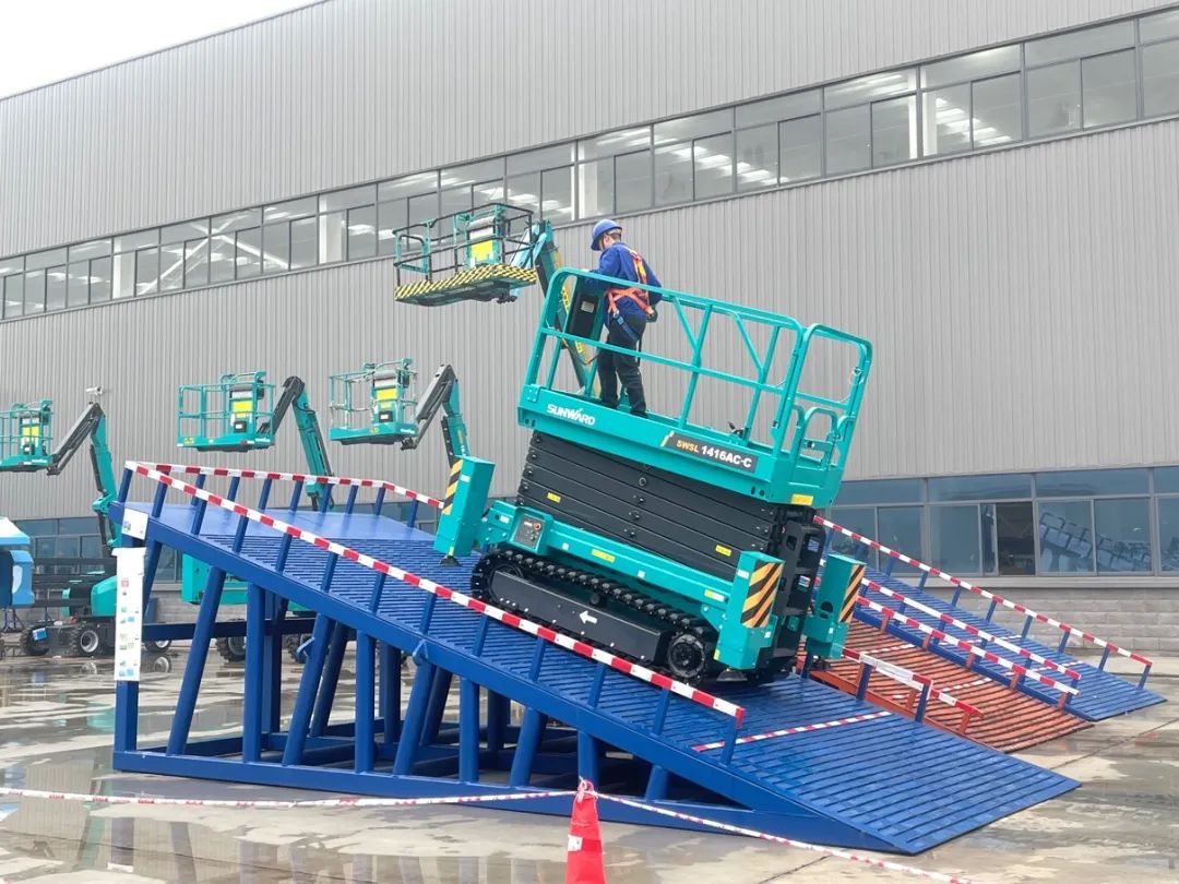 出厂即“出道”！江南游戏智能首款履带剪叉式高空作业平台批量上市