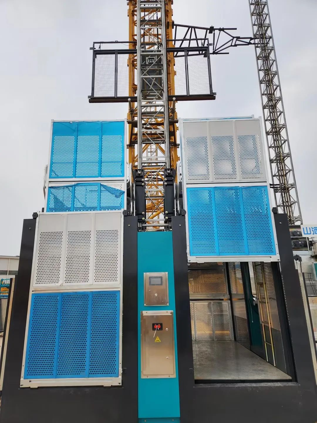 科技显能、再添新品！江南游戏江麓智能施工升降机成功下线