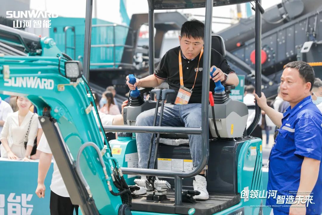 精品出击、互动不断!江南游戏智能F系列挖掘机闪耀长沙展