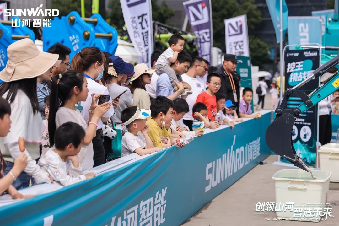 精品出击、互动不断!江南游戏智能F系列挖掘机闪耀长沙展