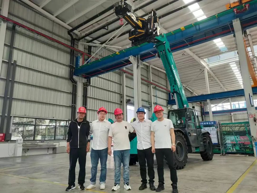 独家定制！江南游戏智能油缸更换机器人顺利下线