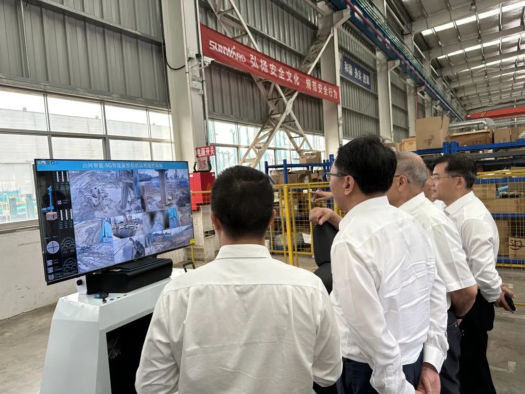 中国联通集团副总经理梁宝俊到访江南游戏智能