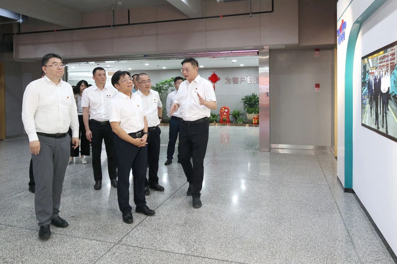 中国进出口银行总行党委委员、副行长李钧一行调研江南游戏智能