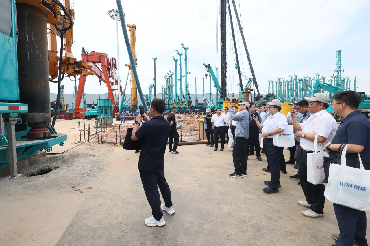 江南游戏智能全球首创深井套管车载钻机下线发布