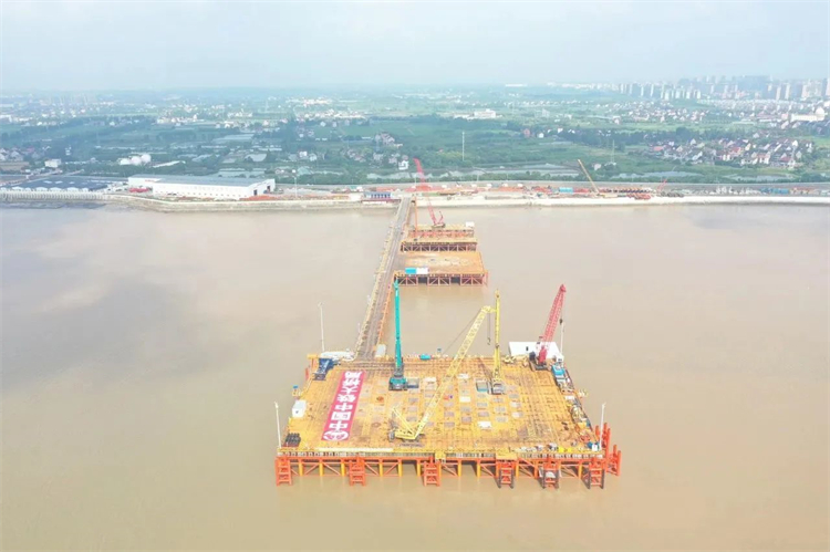 再战世界级工程！江南游戏智能超级旋挖钻机SWDM800H助建杭州湾跨海铁路桥项目