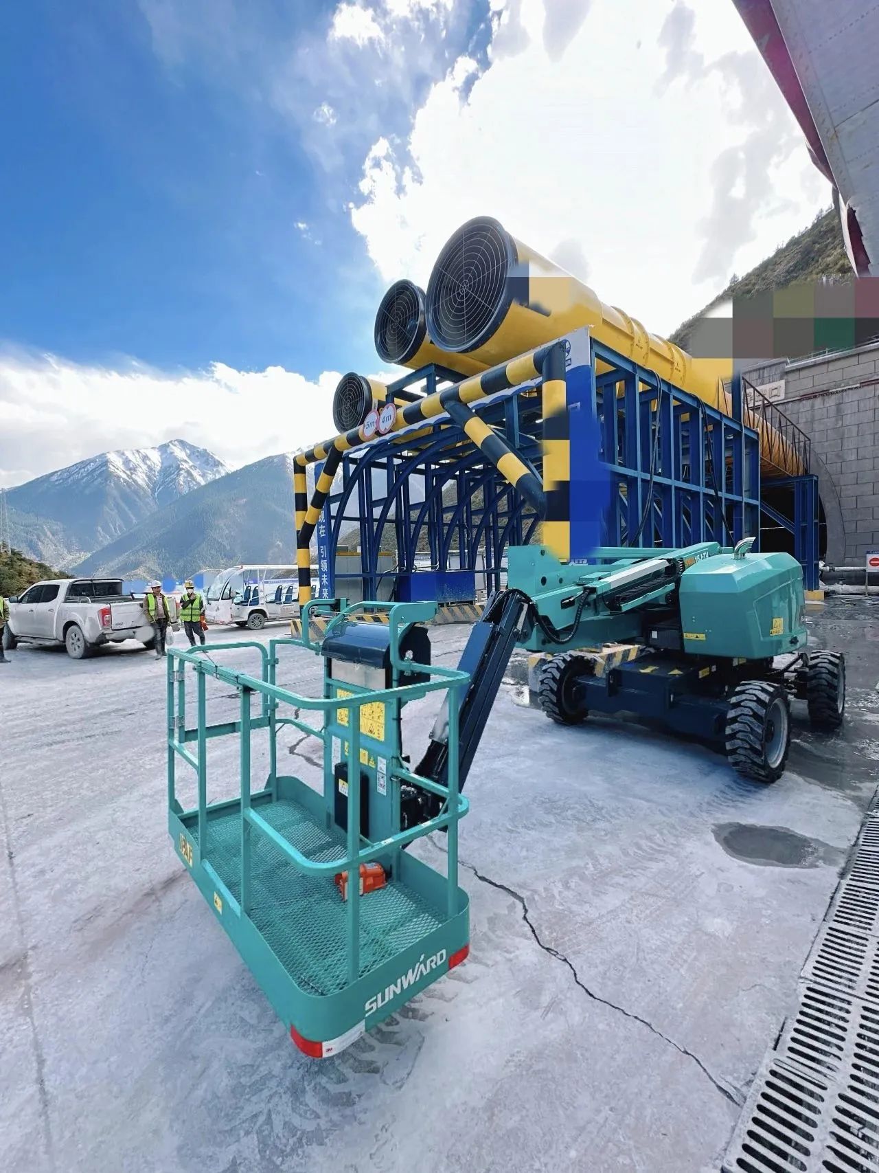 不惧高海拔挑战！江南游戏智能高空机械实力助建川藏铁路