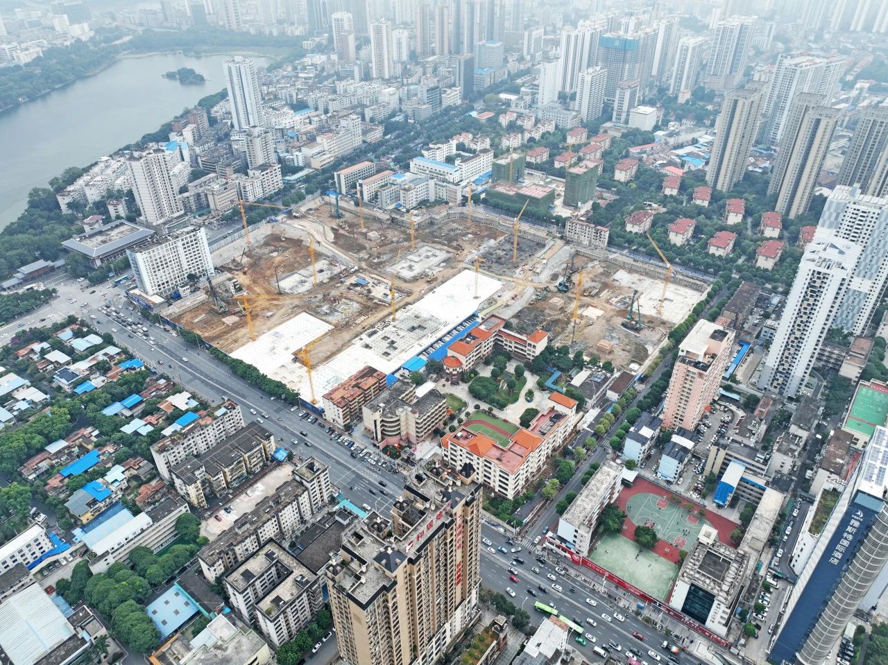 “绿巨人”显神威！江南游戏智能引孔式静力压桩机助建“绿城”南宁民生项目