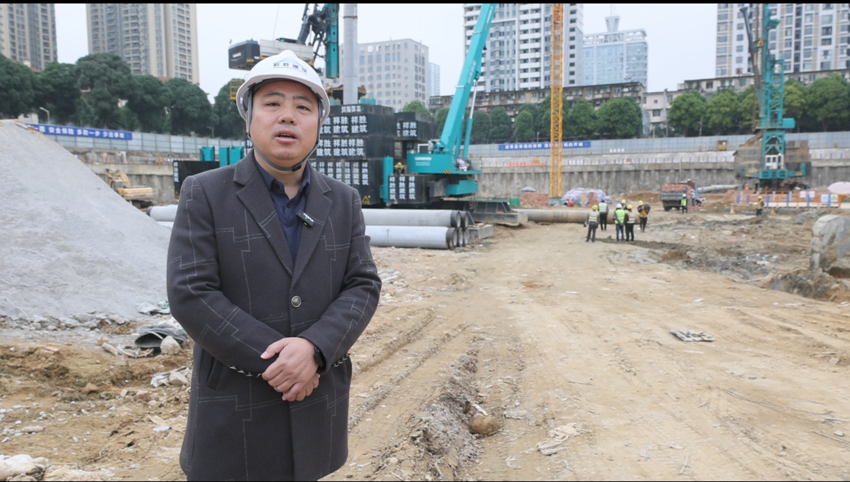 “绿巨人”显神威！江南游戏智能引孔式静力压桩机助建“绿城”南宁民生项目