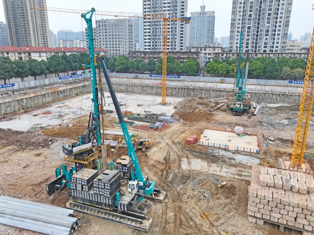 “绿巨人”显神威！江南游戏智能引孔式静力压桩机助建“绿城”南宁民生项目