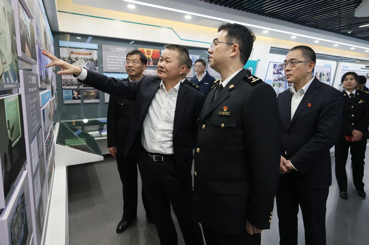 长沙海关党委书记、关长沈大为调研江南游戏智能