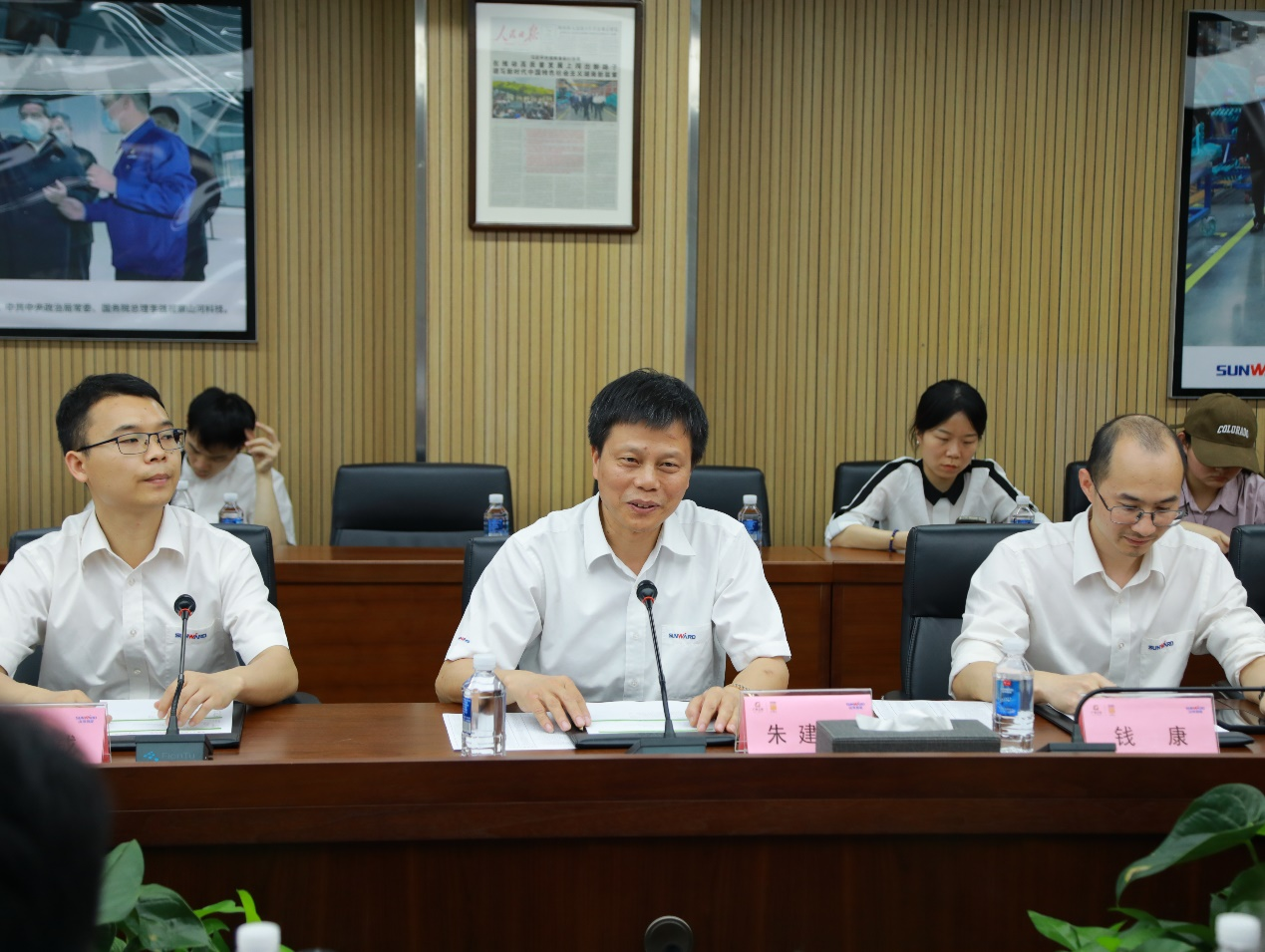 湘潭市工信局带队莅临江南游戏智能开展智能制造现场观摩交流活动